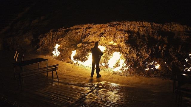 جبل النار من اجمل اماكن السياحة في باكو اذربيجان 