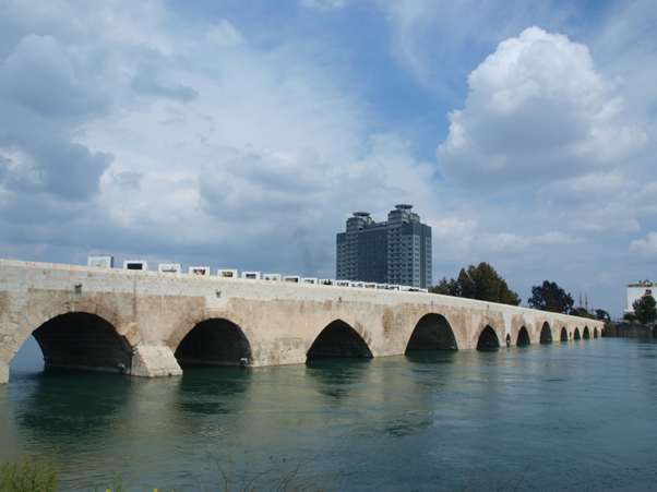 جسر نهر سيحان من اهم معالم السياحة في اضنة تركيا واحد الاماكن السياحية في مدينة اضنه التركيه 