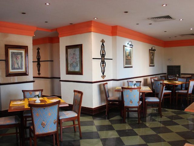 يضم فندق ايفو الاسكندرية مطعمان يقدمان أصناف مأكولات عالمية وقوائم النظام الغذائي الخاص، كما يقدم وجبة إفطار مجانية. 