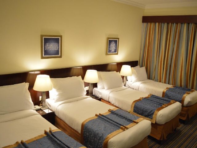 غرفة تتسع لأربع أشخاص في فندق دار الايمان المنار المدينة المنورة 