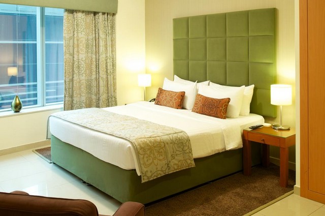 يقدم فندق السلام للشقق الفندقية دبي باقة من الغرف والأجنحة ذات الألوان الزاهية