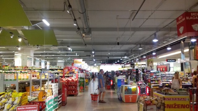 مركز تسوق ارينا في زغرب