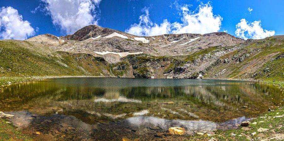 البحيرة السوداء Kara Göl تقع أعلى قمة جبل الأولوداغ في بورصة وهي واقعة بين بحيرتين جميلتين