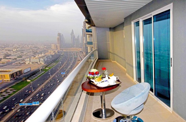 يتميز سيتي بريميير للشقق الفندقية بإطلالات بانورامية على معالم دبي وشارع الشيخ زايد الشهير
