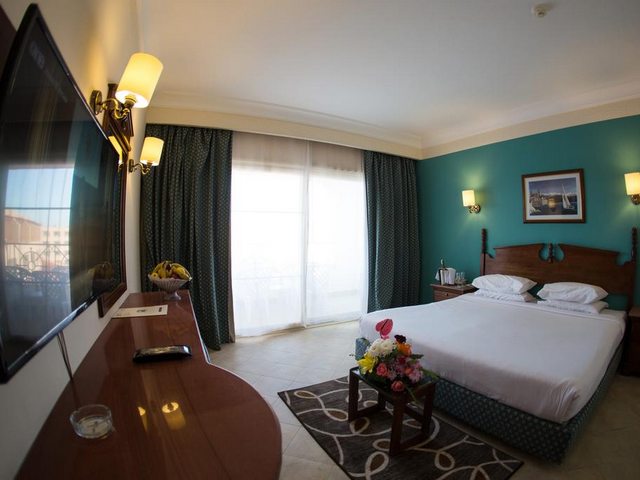 من اجمل الفنادق في سلسلة فندق تيتانيك الغردقة 4 نجوم حيث يتميّز بشاطئ خاص وموقع مثالي على البحر الأحمر.