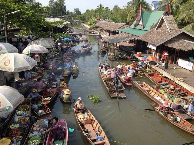 السوق المائي بانكوك من افضل الاماكن السياحية في بانكوك