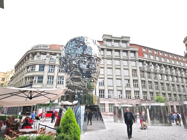 تمثال فرانز كافكا برأس دوار في براغ - تجسيد فني مبتكر