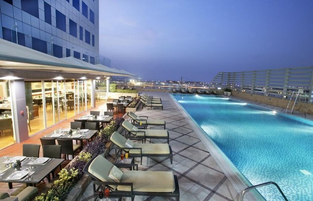 تتعدد المرافق الترفيهية في فندق فريزر سويتس دبي