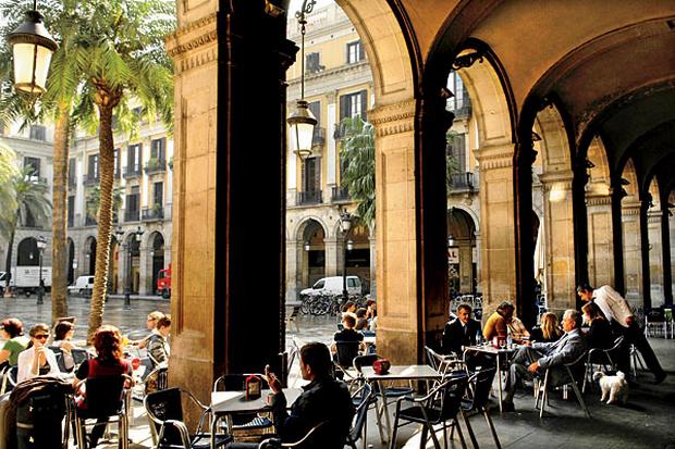 الحي القوطي من اجمل معالم السياحة في برشلونة اسبانيا