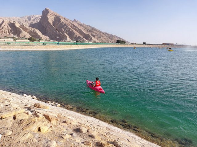 بحيرة المبزرة الخضراء في العين