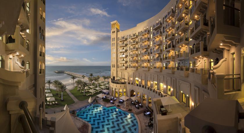 فندق قصر عجمان من ارقى فنادق عجمان يقع على بعد خطوات من شاطئه الخاص على ساحل عجمان