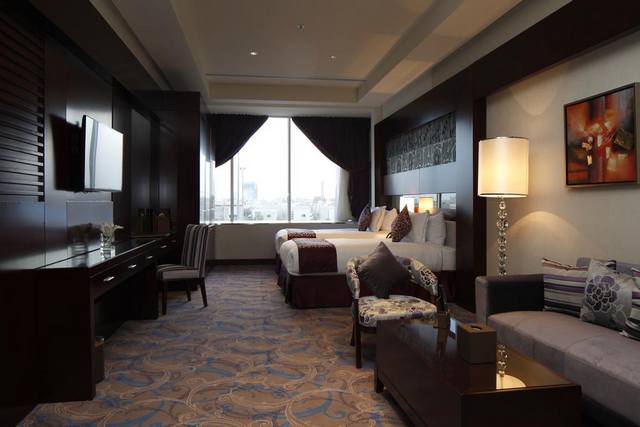 تشمل منطقة الصحافة على الكثير من الفنادق سواء كانت أحد سلاسل الفنادق العالمية أو الفنادق المنفردة وتحظى فنادق حي الصحافة بالرياض بأهمية كبيرة بين سائر فنادق السعودية.