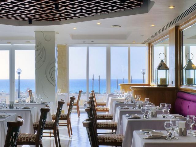 يضُم فندق ابروتيل مراقيا مطعم وحيد يقدم مأكولات عربية وعالمية
