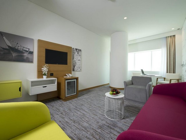 يقدم فندق إيبيس ستايلز المنامة المنطقة الدبلوماسية أماكن إقامة مع غرفة معيشة فسيحة ومجهزة بأحدث التجهيزات