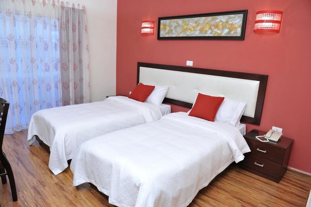 غرف فنادق في جونية لبنان ذات ألوان متناسقة وأسرّة مريحة 