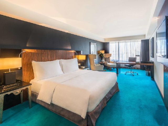 غرفة قياسية في أحد فنادق قائمة افضل فندق بالكويت للمعاريس  وهو فندق فندق راديسون بلو الكويت