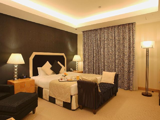 ديكور أحد غرف فندق كوبثورن الكويت المصنف بأحد افضل منتجع في الكويت للعوائل