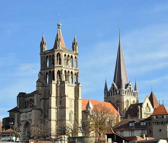 كاتدرائية لوزان سويسرا قريبة من متحف لوزان التاريخي وهي من اهم الاماكن السياحية في لوزان