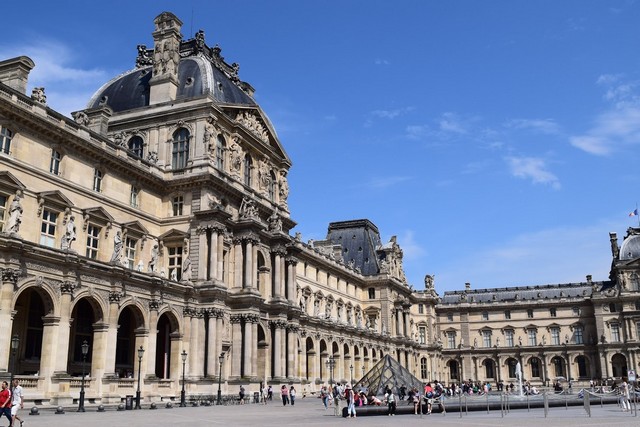متحف اللوفر في باريس