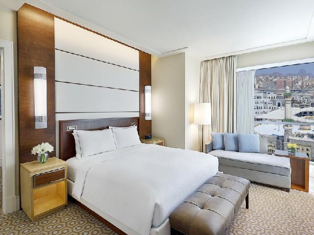 غرفة نوم في فندق جبل عمر كونراد من فنادق جبل عمر الرائعة
