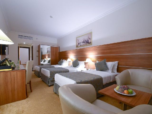 غرفة قياسية لأحد اجنحة فندقية في المدينة المنورة وهو فندق جولدن توليب المكتان