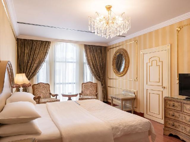 غرفة مزينة بالرخام الإيطالي الفاخر في فندق مريديان المدينة من أبرز اجنحة فندقية في المدينة  