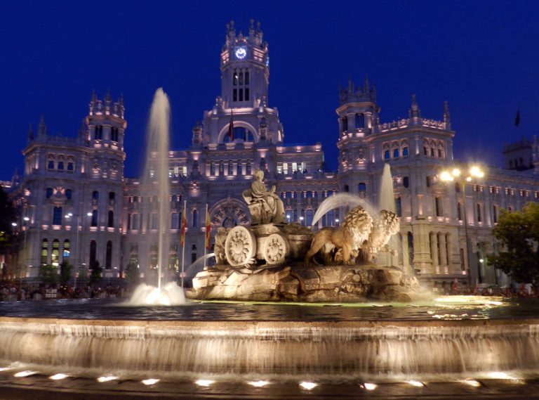 ساحة بلازا دي سيبيليس من اهم الاماكن السياحية في مدريد