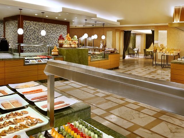يتوفّر في فندق ماريوت مكه مطعميّن مُتخصصيّن في تقديم الأطعمة العالمية.