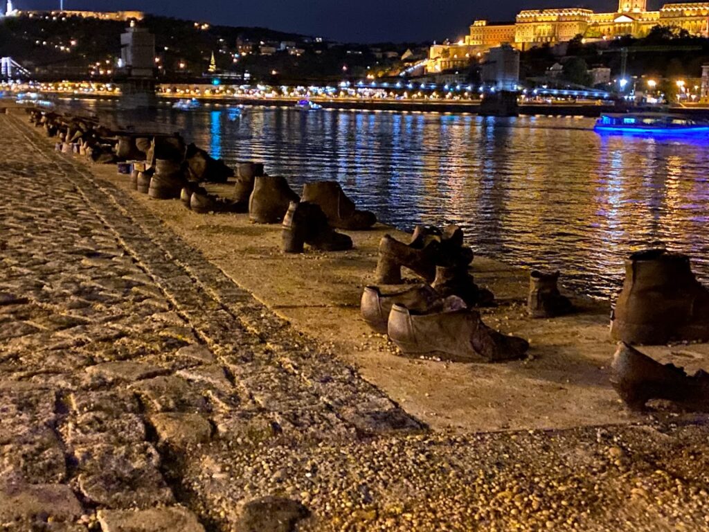  نصب أحذية على نهر الدانوب التذكاري بودابست
