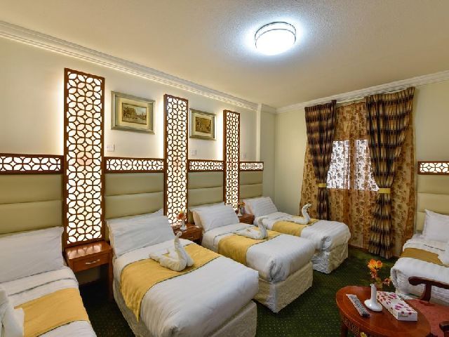 أحد غرف النوم تتسع لأربعة أشخاص في فندق المختارة الغربي المدينة المنورة 
