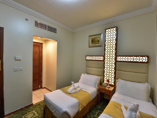 غرفة تتسع لشخصين في فندق مختارة العالمي بالمدينة المنورة 