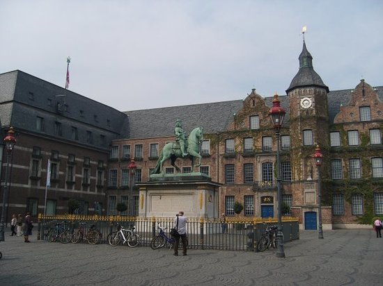 البلدة القديمة من اجمل اماكن دوسلدورف الاماكن السياحية