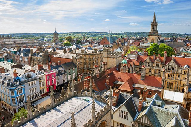 استكشف أكسفورد، جوهرة التاريخ والثقافة في إنجلترا