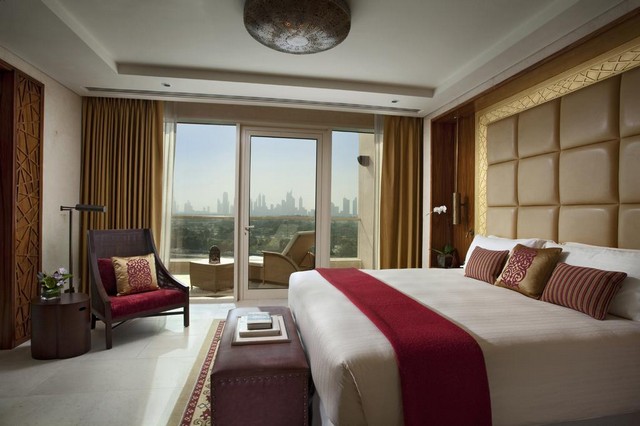 يتمتع فندق رافلز دبي بالاهتمام بتوفير نُخبة من الخدمات الفندقية لذل هو من أفضل فنادق دبي خمس نجوم