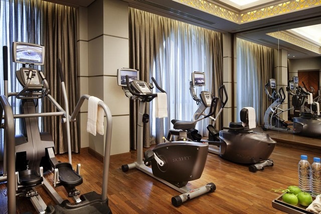 مركز اللياقة البدنية في فندق قصر مكة رافلز كامل التجهيزات