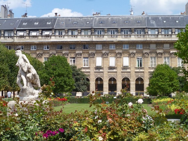 القصر الملكي باريس
