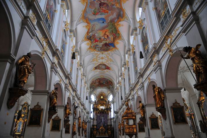 كنيسة سان بطرس من اهم معالم السياحة في ميونخ - صور ميونخ
