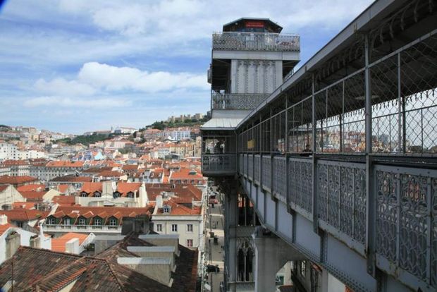 مصعد سانتا جوستا من اهم اماكن سياحية في لشبونة البرتغال