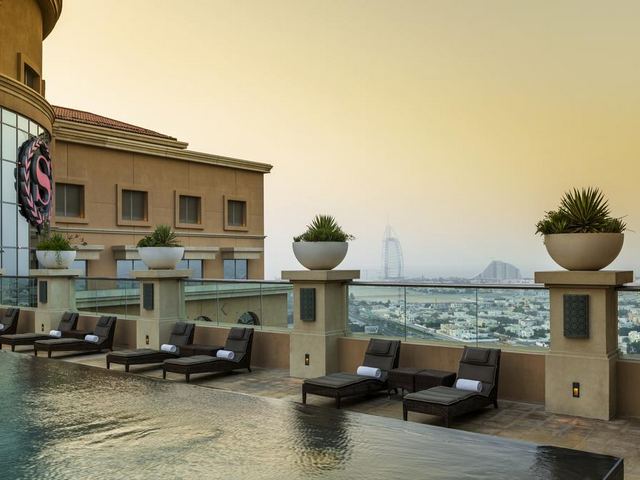 مسبح فندق شيراتون في دبي مول الذي يضم إطلالات ساحرة