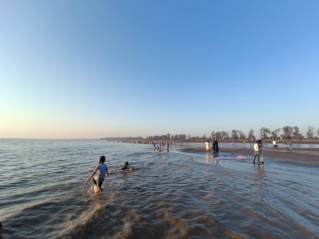 شاطئ سوروشي في مومباي