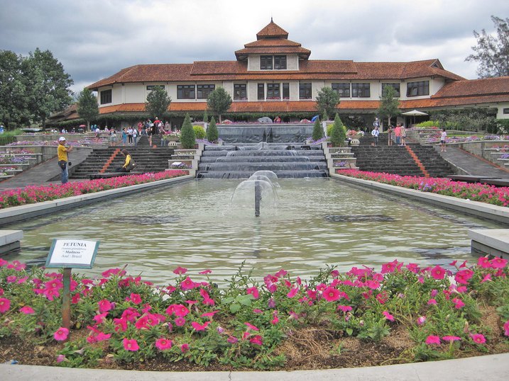 حديقة الزهور من اجمل الاماكن السياحية في بونشاك اندونيسيا
