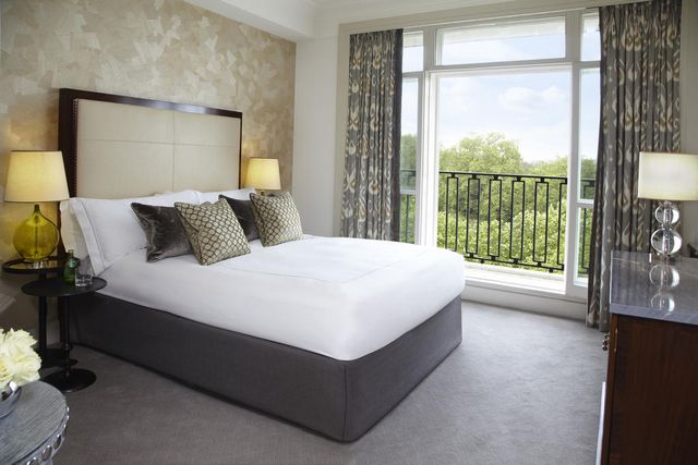 يوفر فندق بيركلي لندن غرف عصرية بإطلالة على الهايد بارك