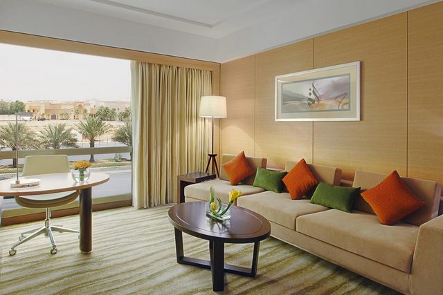 فندق هيلتون الرياض مصنف 4 نجوم لكن الخدمة هي من الأفضل والأفخم والمكان ككل من أجمل فنادق الرياض