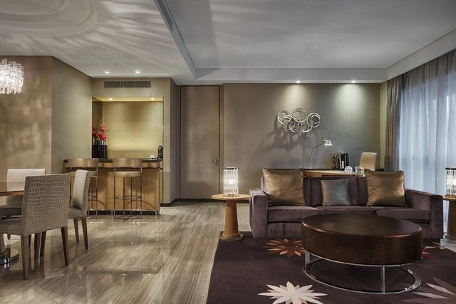 فندق ويستن البحرين يقدم غرف مزودة بغرفة جلوس وطعام