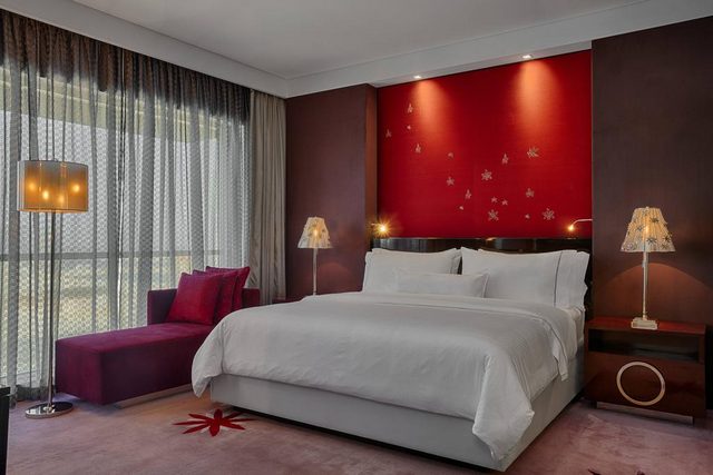 تتميز غرف فندق ويستن البحرين بالاتّساع والأناقة التي تظهر جلية في ديكوراته الهادئة.