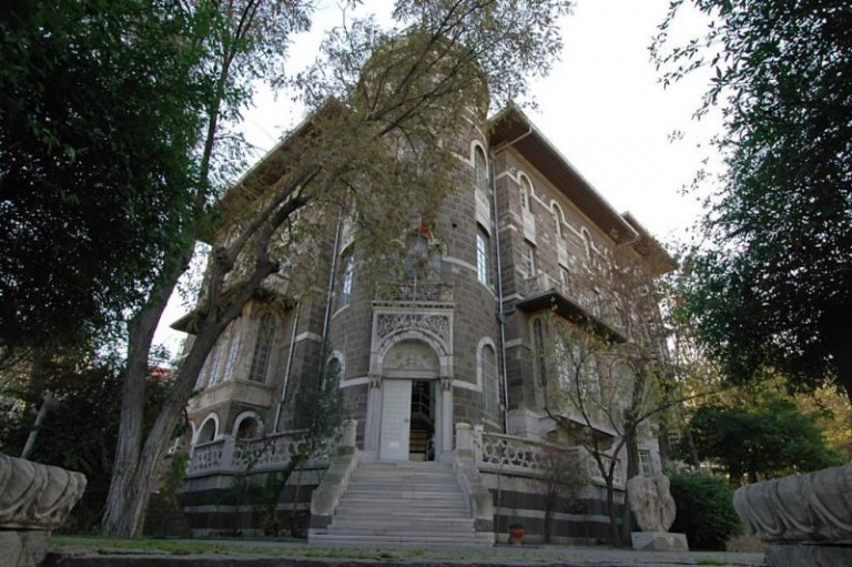 يقع المتحف في مدينة ازمير ويعتبر من اهم اماكن سياحية في ازمير تركيا