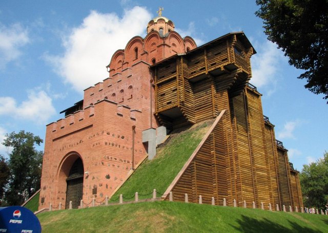 البوابة الذهبية من افضل الاماكن السياحية في كييف اوكرانيا