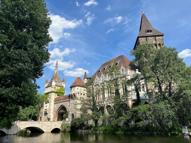 قلعة فاجدا هونياد، تحفة معمارية في بودابست