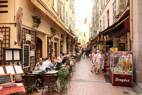 تعد المدينة القديمة في نيس من افضل اماكن السياحة في فرنسا