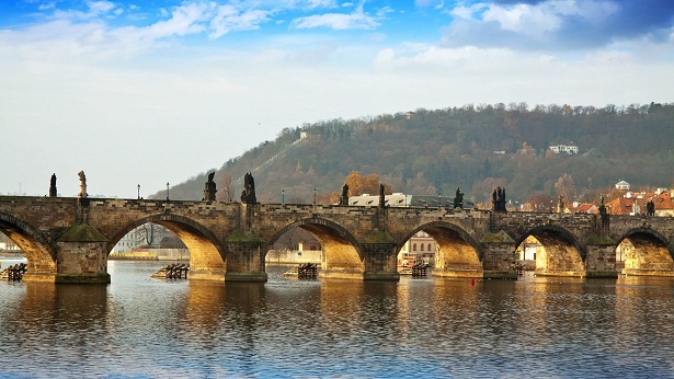 جسر تشارلز في براغ - معلم تاريخي يجسد الجمال العمراني